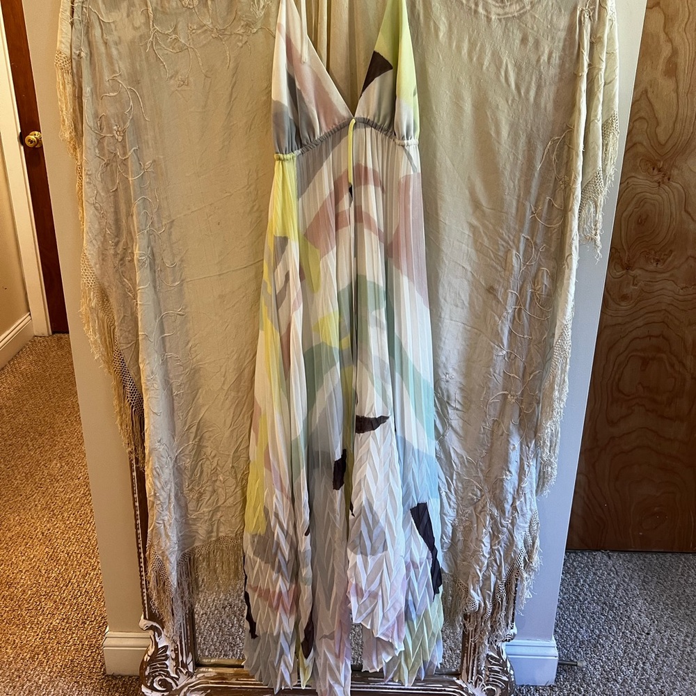 Alice + Olivia sunny summer halter dress! Size M